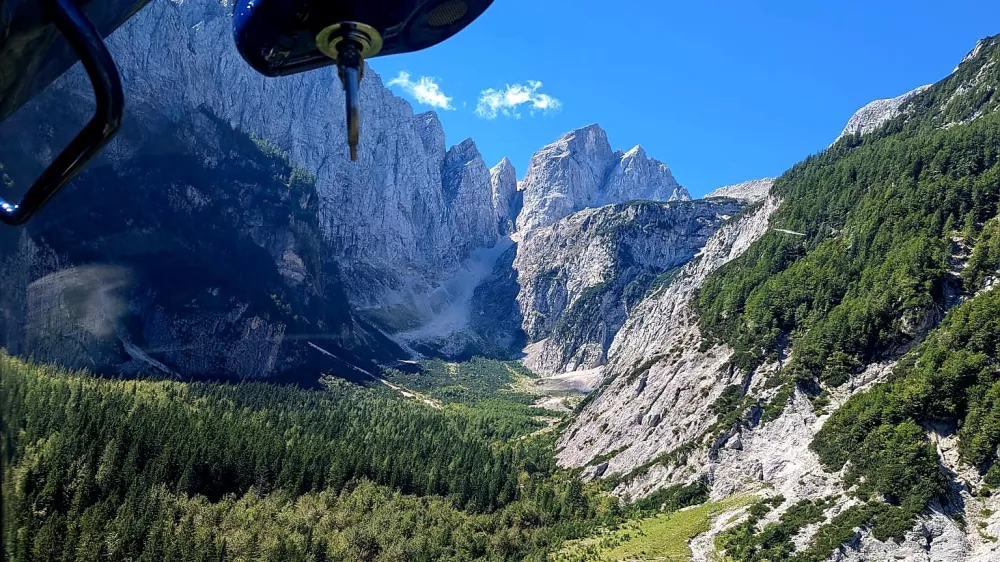 Reševalni helikopter, policijski helikopter, nesreča v gorah, gorska nesreča, gore, GRZS, reševanjeFoto: PU Kranj