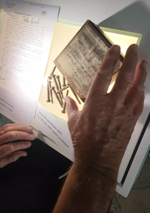 Piran vrnitev slike Vittore Carpaccio, originalni vijaki, s katerimi je bila pritrjena / Foto: Katja Gleščič 