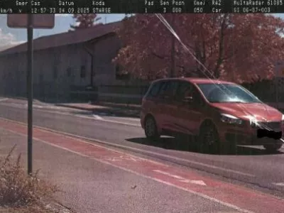 20-letni voznik začetnik je v neposredni bližini šole divjal s hitrostjo 95 km/h. 