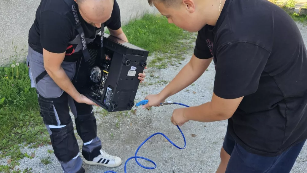 Namesto v koš elektronske naprave na popravilo