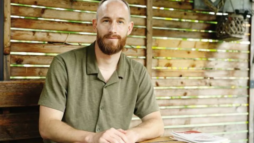 Andraž Mali, dolgoletni aktivist Centra za družbeno raziskovanje (CEDRA), ki na terenu pomaga delavkam in delavcem pri organiziranju in kolektivnih akcijah, od nastanka v letu 2022 pa deluje tudi v sindikatu delavk in delavcev kulturno-ustvarjalnega sektorja ZASUK, kot koordinator za sindikalne boje in akcije.