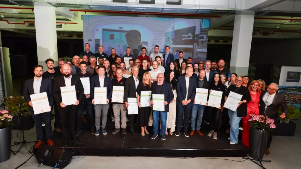 TAB d.d., Prevalje, 79. maj 2025 – Koroška je danes bogatejša za 7 zlatih, 8 srebrnih, 2 bronasti, 3 prebojne invencije in 6 zahval za prispevek k razvoju družbe in Koroške regije, ki jih je GZS – Koroška gospodarska zbornica podelila v inovativnem okolju in partnerstvu z izjemno koroško družbo TAB d.d. in ob boku z nacionalnimi partnerji Ministrstvom za gospodarstvo, turizem in šport, Ministrstvom za visoko šolstvo, znanost in inovacije, ter njunima agencijama SPIRIT Slovenija in ARIS.