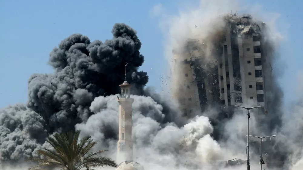 Smoke rises as a building hit by an Israeli air strike collapses, in Gaza City, September 5, 2025. REUTERS/Mahmoud Issa