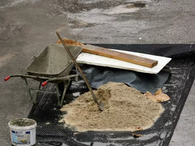 - ilustrativna fotografija - gradbeništvo - črna gradnja - čista lopata - samokolnica - //FOTO: Tomaž Skale / Foto: Tomaž Skale