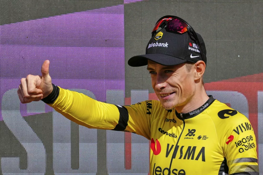Danish rider Jonas Vingegaard, from Visma | Lease a Bike team celebrates at the podium after wining the ninth stage of La Vuelta from Alfaro to Valdezcaray, Spain, Sunday, Aug. 31, 2025. (AP Photo/Miguel Oses) / Foto: Miguel Oses