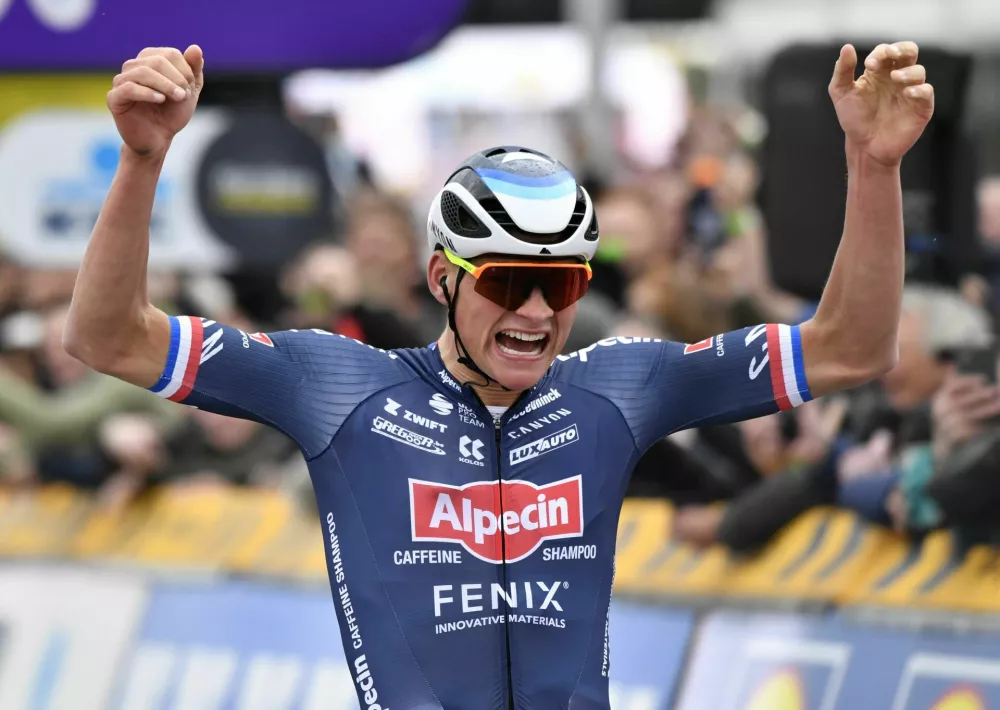 Netherland's Mathieu Van Der Poel of the Alpecin Fenix team crosses the finish line to win the Ronde van Vlaanderen in Oudenaarde, Belgium, Sunday, April 3, 2022. (AP Photo/Geert Vanden Wijngaert) / Foto: Geert Vanden Wijngaert