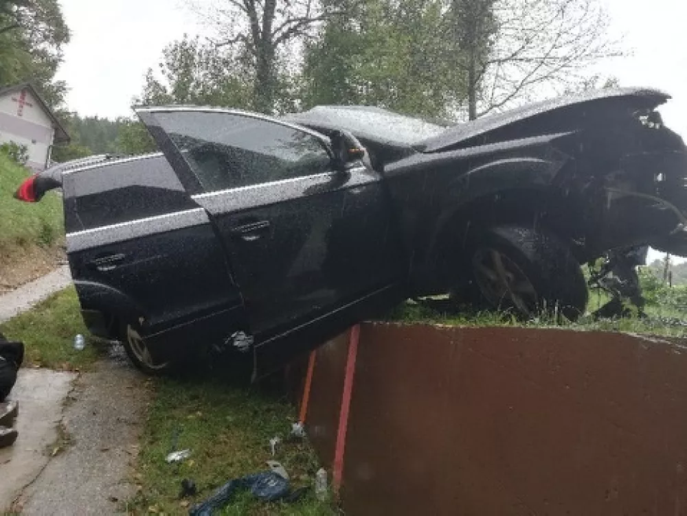 ﻿Prometna nesreča s smrtnim izidom Veliki Okič. 17-letni srbski državljan je prevažal 9 pakistanskih in enega bangladeškega državljana in bežal pred policijo. / Foto: Pu Maribor