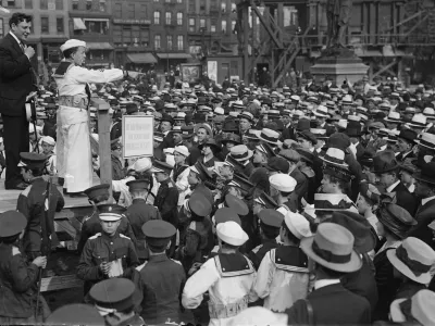 Med novačenjem moških za vojno / Foto: Kongresna Knjižnica