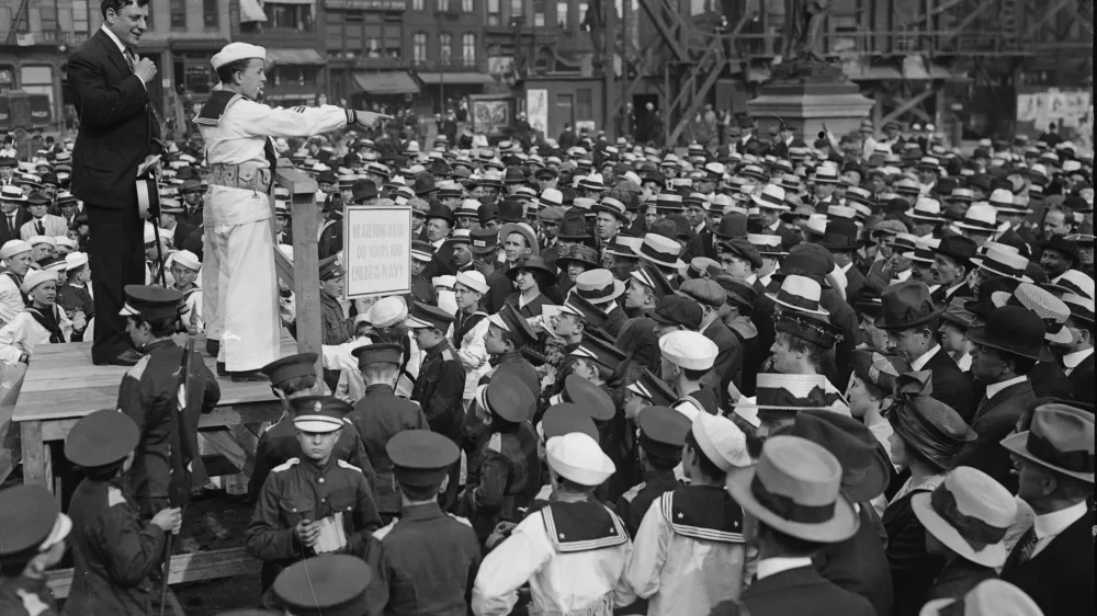 Med novačenjem moških za vojno / Foto: Kongresna Knjižnica