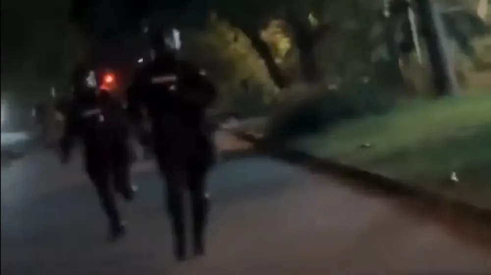 Srbski policisti so se v Novem Sadu pognali za mirnim protestnikom na rolki.