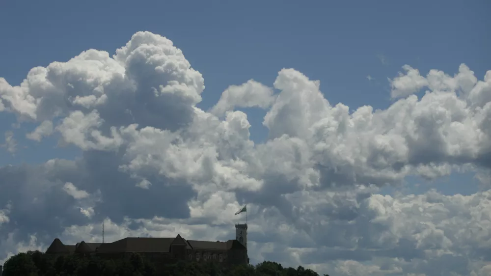 ilustrativna fotografija - vremenska slika - oblaki nad Ljubljano - Ljubljanski grad - //FOTO: Luka Cjuha OPOMBA: ZA OBJAVO V ČASOPISU DNEVNIK