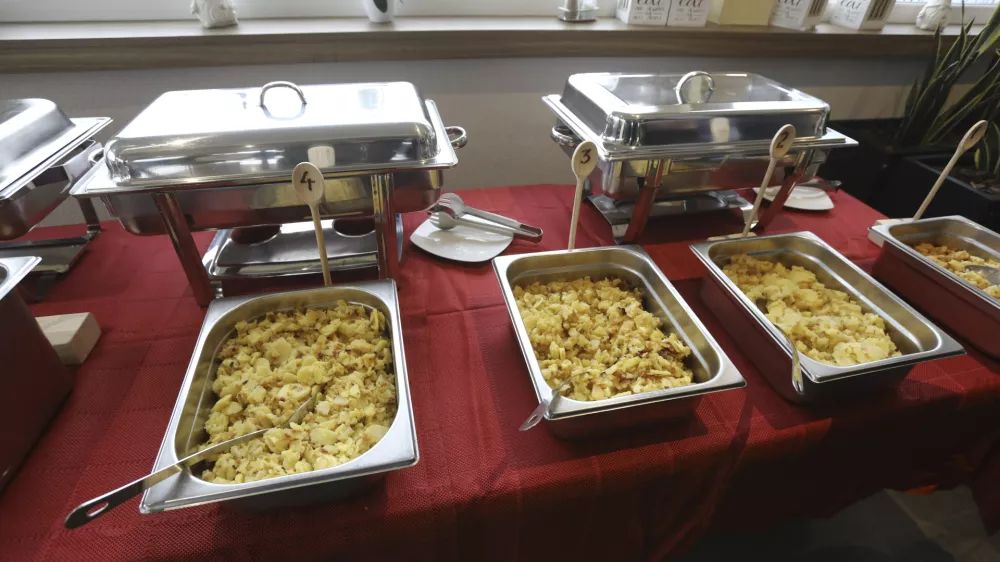 09.12.2023 - Društvo za priznanje praženega krompirja Kot samostojne jedi - Oštarija Prigo - pražen krompirFOTO: Luka Cjuha