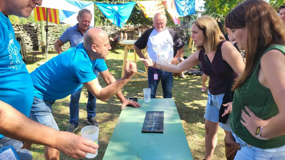 Moro igramo v dvojicah, par proti paru, zbrani okoli mize. Igramo s prsti ene roke, tako da z nasprotnikom sočasno mečemo prste na mizo, silovito, kot bi vrgli nož.