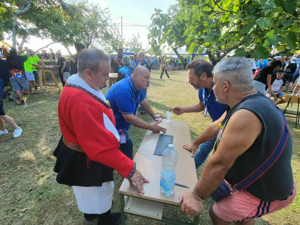 Igro mora igramo v dvojicah, par proti paru, zbrani okoli mize. Igramo s prsti ene roke, tako da z nasprotnikom sočasno mečemo prste na mizo, silovito, kot bi vrgli nož.
