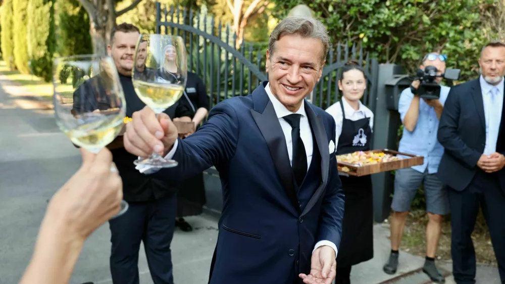 Premier Robert Golob po poroki s Tino Gaber. 