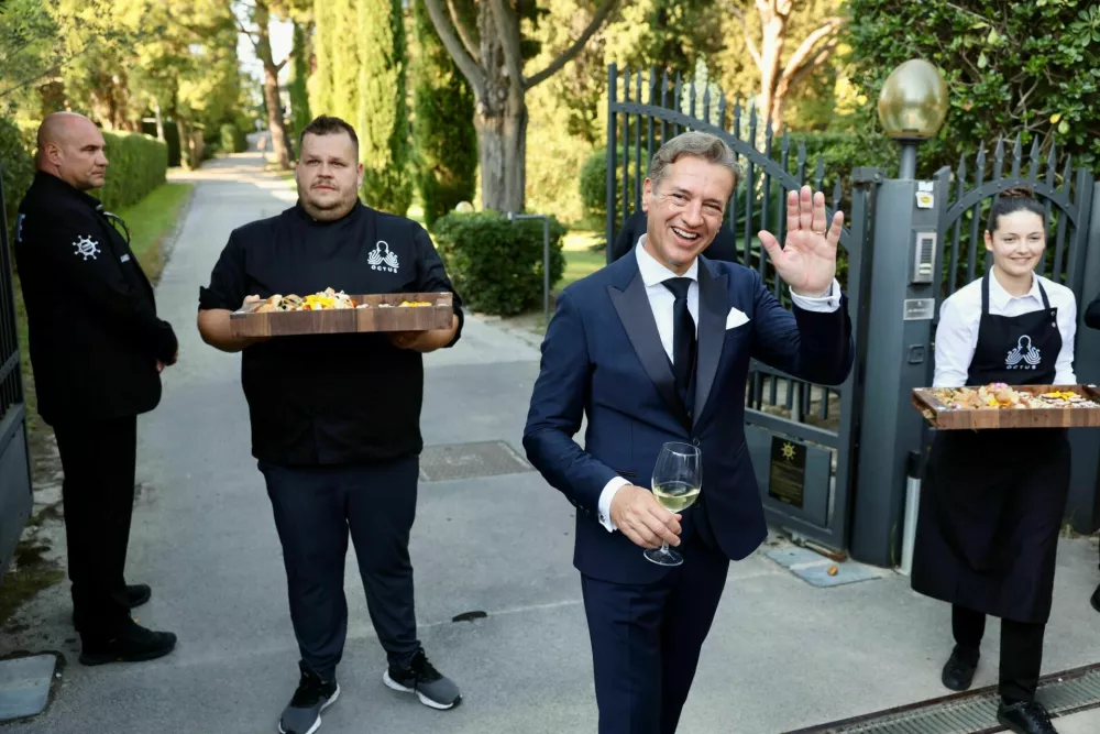 Robert Golob nasmejan po poroki S Tino Gaber