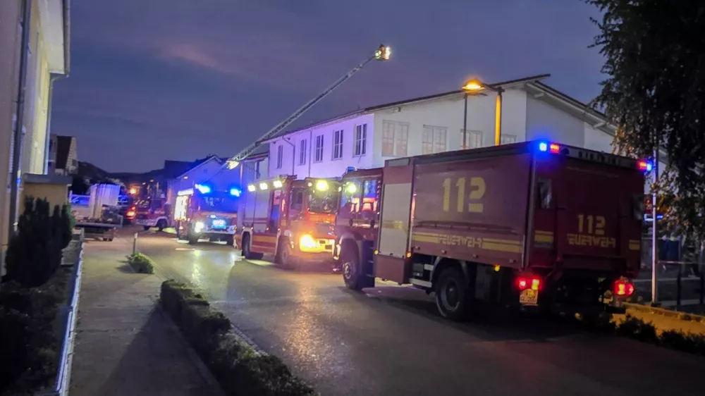 06 September 2025, Baden-Württemberg, Lauchringen: German firefighters are seen at the supermarket, where two people were seriously injured after its roof collapsed. At least two other people suffered minor injuries, according to the police. Photo: Stein/dpa