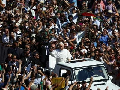 Pope Leo XIV greets the faithful after a Holy Mass for the canonisation of Carlo Acutis, a British-born Italian boy who became the first millennial to be made a Catholic saint, and Pier Giorgio Frassati, in St. Peter's Square at the Vatican, September 7, 2025. REUTERS/Guglielmo Mangiapane