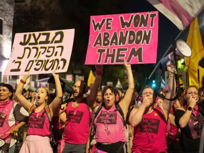06 September 2025, Israel, Jerusalem: Israelis hold signs during a march in Jerusalem, demanding ceasefire, the release of hostages and an end to the war. Photo: Ilia Yefimovich/dpa