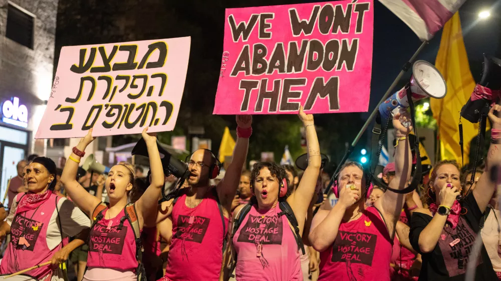 06 September 2025, Israel, Jerusalem: Israelis hold signs during a march in Jerusalem, demanding ceasefire, the release of hostages and an end to the war. Photo: Ilia Yefimovich/dpa