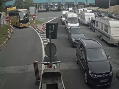 Gneča na cestninski postaji Hrušica ob 15.45 uri.