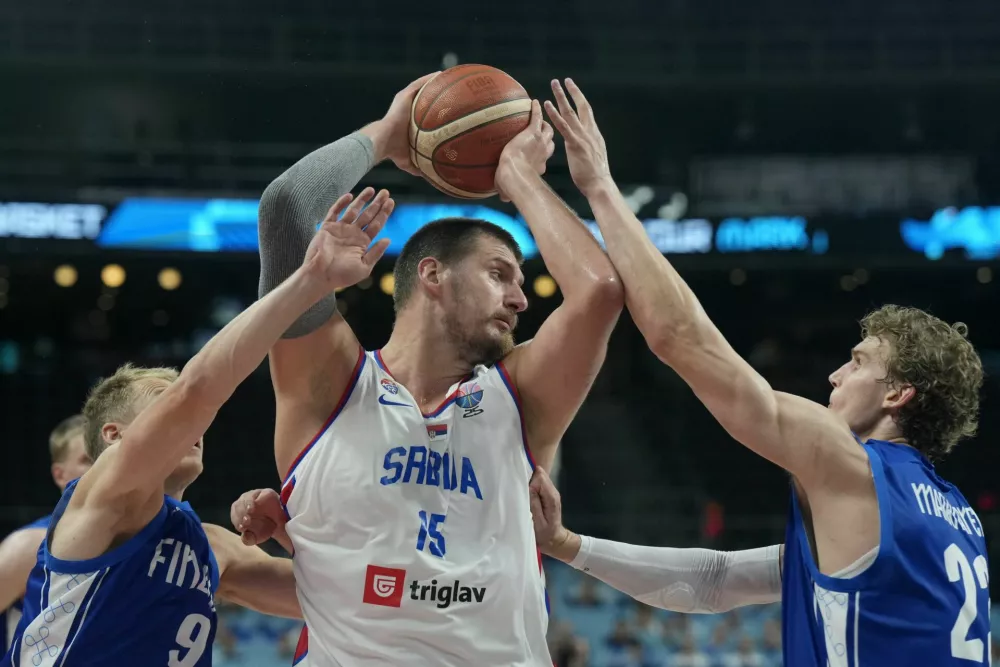 Basketball - FIBA EuroBasket 2025 - Round of 16 - Serbia v Finland - Xiaomi Arena, Riga, Latvia - September 6, 2025 Serbia's Nikola Jokic in action with Finland's Sasu Salin and Lauri Markkanen REUTERS/Ints Kalnins