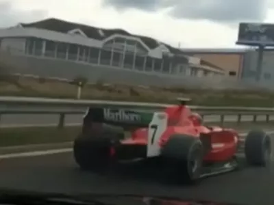 Moški se je po češki avtocesti peljal v dirkalniku.