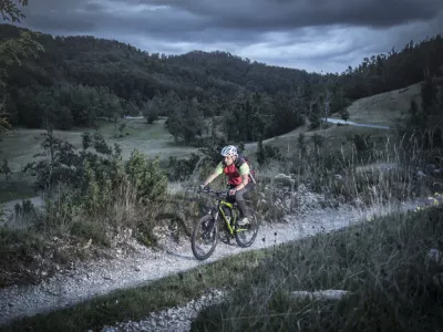 V Gorskem kotarju kolesarske poti vodijo skozi goste gozdove, rečne doline in slikovite vasi. F Arhiv HTS
