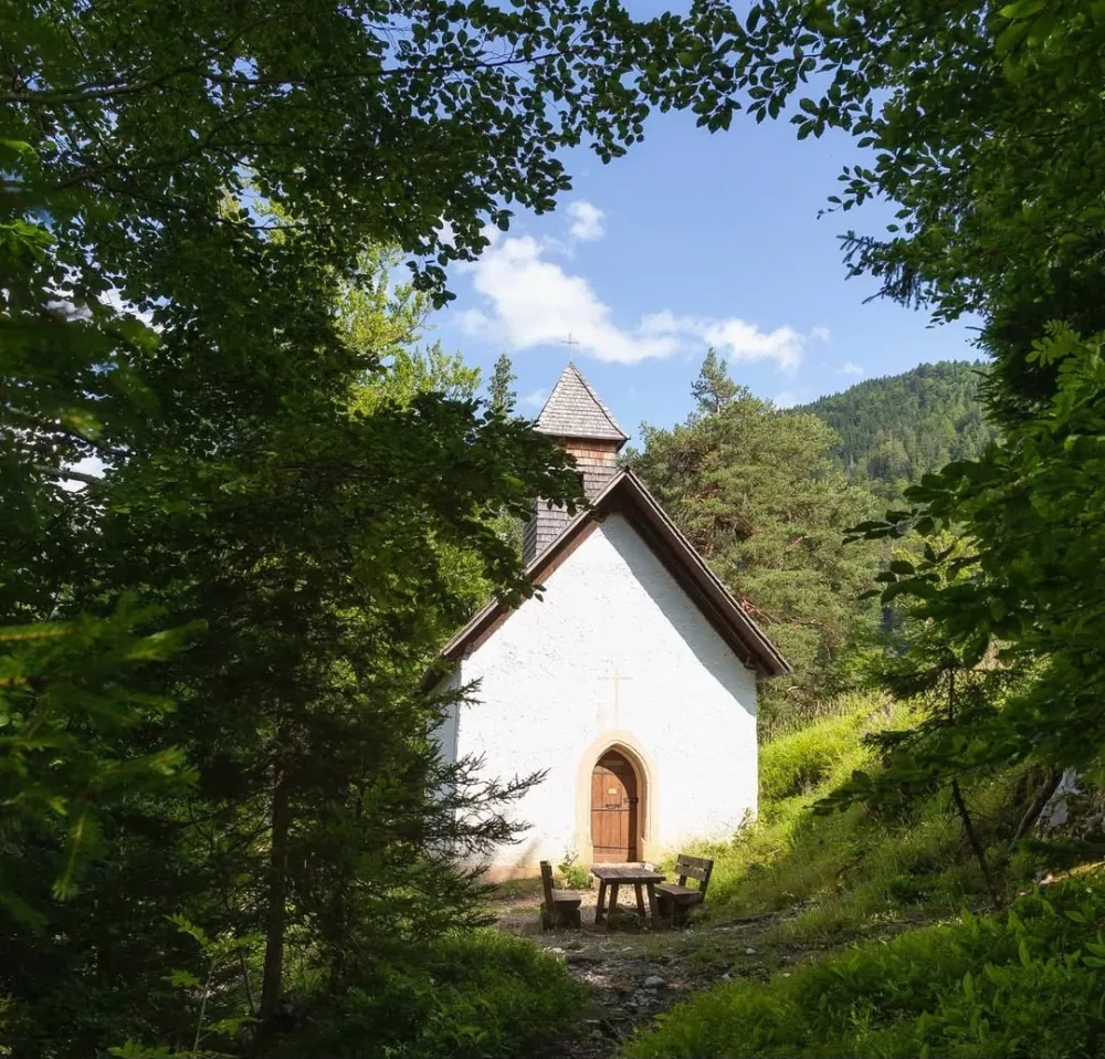 Med povratkom iz soteske, gre namreč za krožno pot, vas bo na koncu gozdne poti pričakala cerkvica sv. Duh. 
