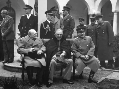 Conference of the Big Three at Yalta makes final plans for the defeat of Germany. Here the "Big Three" sit on the patio together, Prime Minister Winston S. Churchill, President Franklin D. Roosevelt, and Premier Josef Stalin. February 1945. (Army)Exact Date Shot UnknownNARA FILE #: 111-SC-260486WAR & CONFLICT BOOK #: 750 / Foto: Unknown