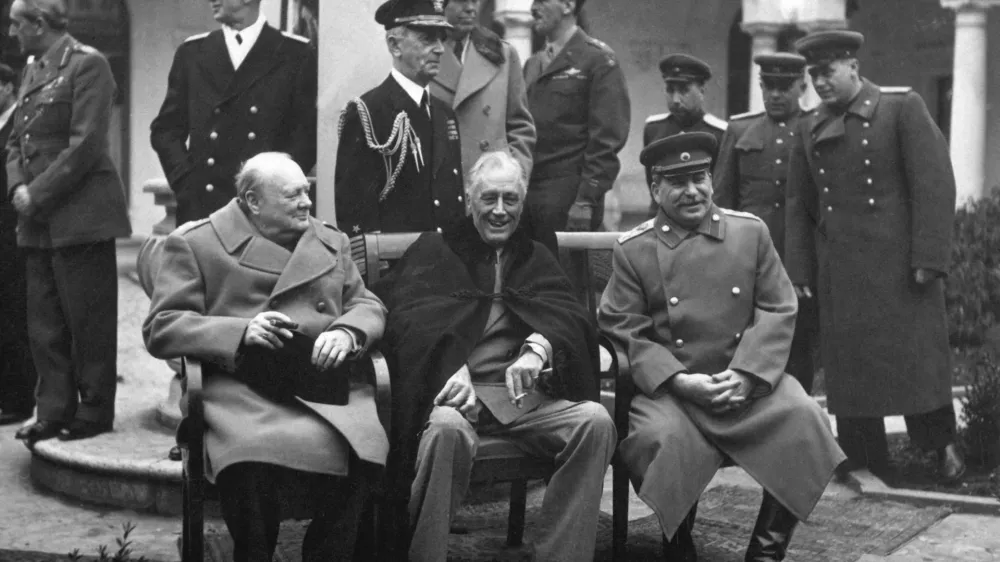 Conference of the Big Three at Yalta makes final plans for the defeat of Germany. Here the "Big Three" sit on the patio together, Prime Minister Winston S. Churchill, President Franklin D. Roosevelt, and Premier Josef Stalin. February 1945. (Army)Exact Date Shot UnknownNARA FILE #: 111-SC-260486WAR & CONFLICT BOOK #: 750 / Foto: Unknown