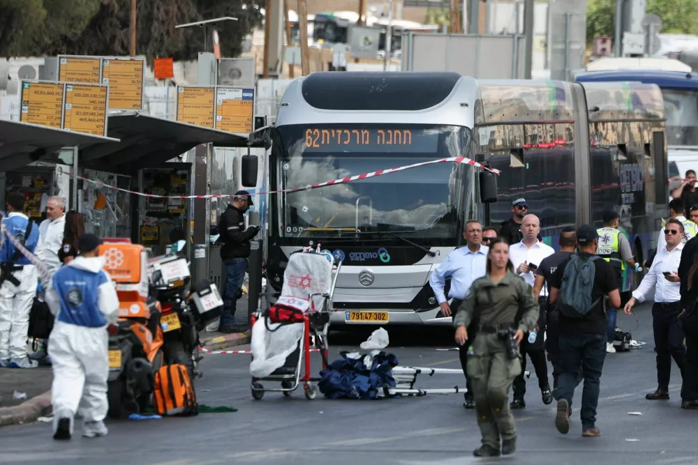 Israeli police officers, forensic experts and emergency personnel work at the scene where a suspected shooting attack took place at the outskirts of Jerusalem September 8, 2025 REUTERS/Ronen Zvulun