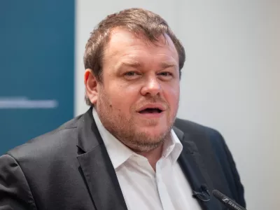 Brdo pri Kranju, Kongresni center Brdo.Novinarska konferenca v okviru vseslovenskega srecanja ministra za solidarno prihodnost Simona Maljevca z zupanjami in zupani na temo ucinkovite dolgotrajne oskrbe v lokalni skupnosti.Minister za solidarno prihodnost Simon Maljevac.