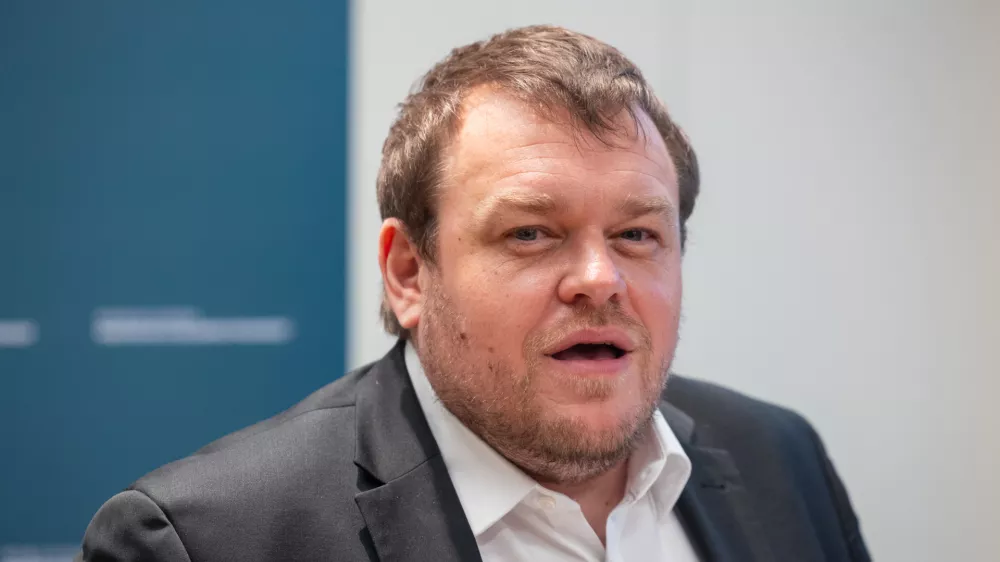 Brdo pri Kranju, Kongresni center Brdo.Novinarska konferenca v okviru vseslovenskega srecanja ministra za solidarno prihodnost Simona Maljevca z zupanjami in zupani na temo ucinkovite dolgotrajne oskrbe v lokalni skupnosti.Minister za solidarno prihodnost Simon Maljevac.