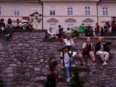 V Ljubljani so se ljudje med drugim zbrali pri tivolskem gradu. / Foto: Jaka Gasar