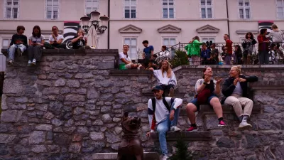 V Ljubljani so se ljudje med drugim zbrali pri tivolskem gradu. / Foto: Jaka Gasar