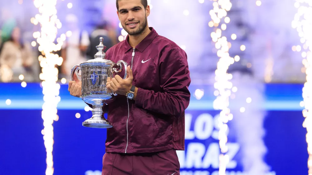 07 September 2025, US, New York: Spanish tennis player Carlos Alcaraz celebrates by holding the trophy after winning the final match against Italy's Jannik Sinner during the 2025 US Open tennis tournament at USTA Billie Jean King National Tennis Center. Photo: Javier Rojas/PI via ZUMA Press Wire/dpa