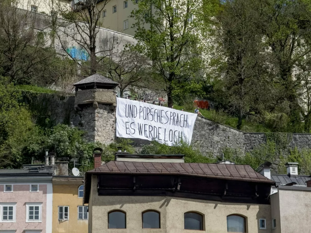 16 April 2025, Austria, Salzburg: A banner reading "And Porsche said let there be a hole" is displayed on the Kapuzinerberg in Salzburg, where activists stage a protest against the planned construction of a private access tunnel. The project, intended to connect a villa purchased in 2020 by Porsche Supervisory Board Chairman Wolfgang Porsche, has sparked public opposition. Photo: Unbekannt/PRIVATTUNNELSTOPPEN/APA/dpa - ACHTUNG: Nur zur redaktionellen Verwendung im Zusammenhang mit der aktuellen Berichterstattung und nur mit vollständiger Nennung des vorstehenden Credits
