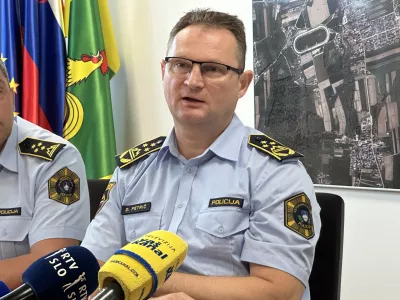 Sentjernej, Obcina Sentjernej.Izjava za medije po obisku ministra za notranje zadeve Bostjana Poklukarja in vrsilca dolznosti generalnega direktorja policije Damjana Petrica pri zupanu obcine Sentjernej Jozetu Simoncicu, med katerim so govorili o varnostnih razmerah v obcini.Vrsilec dolznosti generalnega direktorja policije Damjan Petric.