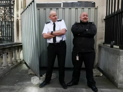 Security guards stand in front a screen covering a new mural by anonymous artist Banksy on the Royal Courts of Justice in London, Britain, September 8, 2025. REUTERS/Jack Taylor   TPX IMAGES OF THE DAY
