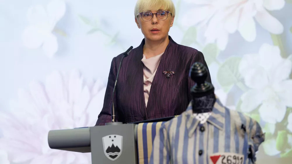 Portoroz, Hotel Slovenija.Tradicionalno srecanje bivsih internirank in internirancev, politicnih zapornic in zapornikov nekdanjih nacifasisticnih taborisc in zaporov, izgnancev ter ukradenih otrok, njihovih svojcev in prijateljev. Govornica je bila predsednica republike Natasa Pirc Musar.