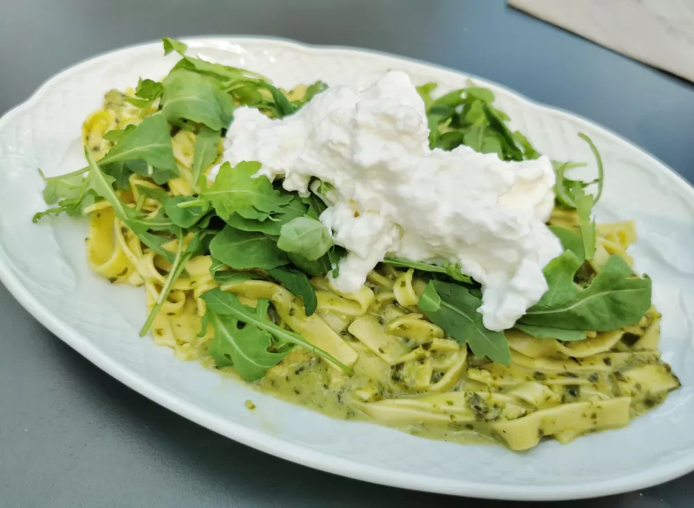 Rezanci s pestom bazilike in stracciatello, Super osmica Nova Gorica