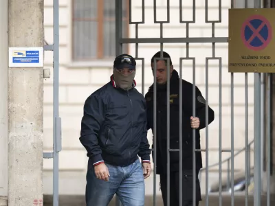 Policija Kriminal7.12.2024 Privedba treh osumljencev za mafijski umor Satka Zovka pred preiskovalnega sodnika. Okrožno sodišče v Ljubljani. FOTO: Nik Erik Neubauer