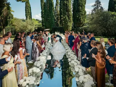 Prva slika s poroke para Golob Gaber, ki je obšla Slovenijo. Na žalost je posneta tako, da se praktično ne vidi nikogar, razen mediteranskega rastja. Mož in žena je pripisal urednik premierovega profila. 