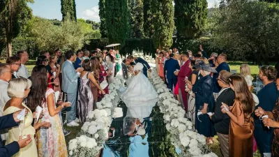 Prva slika s poroke para Golob Gaber, ki je obšla Slovenijo. Na žalost je posneta tako, da se praktično ne vidi nikogar, razen mediteranskega rastja. Mož in žena je pripisal urednik premierovega profila. 