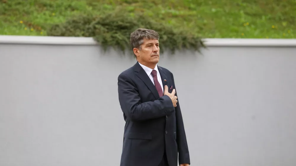 Borut Sajovic minister za obrambo8.10.2024 - prihod novoimenovanega ministra za obrambo Boruta Sajovica pred ministrstvo za obrambo in sprejem z vojaškimi častmi - ministrstvo za obramboFOTO: Luka Cjuha