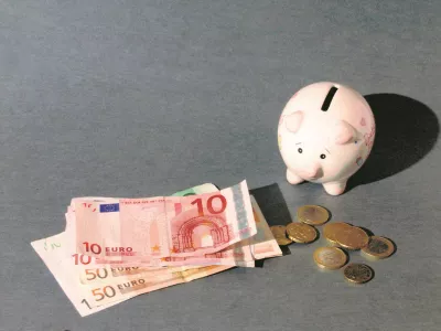 Visok proračunski primanjkljaj in poslabšana napoved rasti