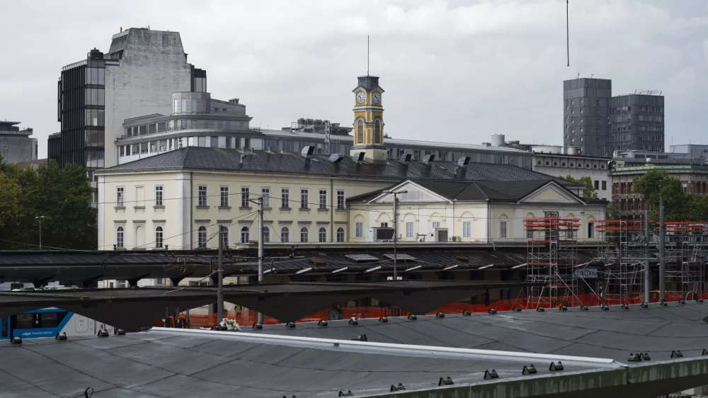 železniška postaja Ljubljana29.08.2025 - Ozelenjevanju nadstrešnic nad železniškimi peroni - gradbišče - gradnja glavne železniške postaja LjubljanaFoto: Nik Erik Neubauer 