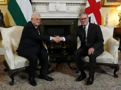 Palestinian President Mahmoud Abbas shakes hands with British Prime Minister Keir Starmer in 10 Downing Street, London, Britain, September 8, 2025. Jonathan Brady/Pool via REUTERS