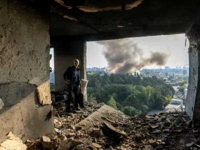 A friend of the owner inspects the damage in an apartment that was hit during a Russian drone strike, amid Russia's attack on Ukraine, in Kyiv, Ukraine September 7, 2025. REUTERS/Thomas Peter    TPX IMAGES OF THE DAY / Foto: Thomas Peter